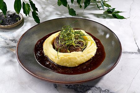 Котлета из мраморной говядины с трюфельным картофельным пюре