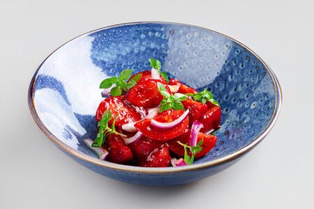 Помидоры с красным луком и кизиловым соусом