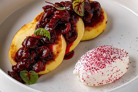 Безглютеновые сырники с садовой вишней и сметаной