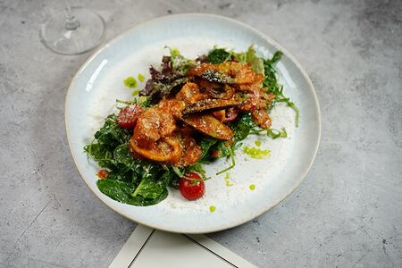 Теплый салат с морепродуктами