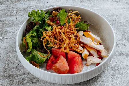 Салат с подкопченным цыпленком, томатами и сыром чечил 