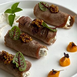 Рулеты из языка с хреном