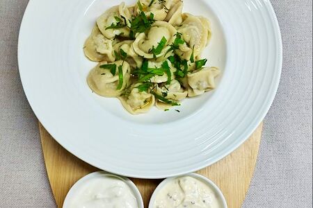 Пельмени ручной лепки с говядиной и соусами