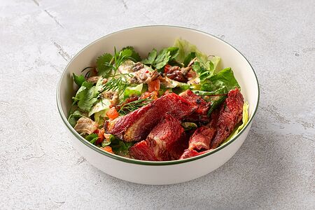 Салат с пастрами из говядины и печеными вешенками