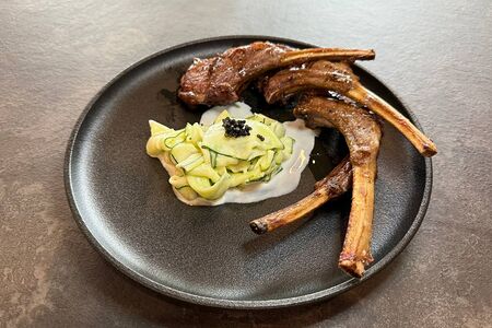 Каре молодого ягненка с папарделле из цукини и черной икрой