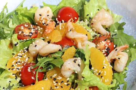 Салат с креветками и апельсином