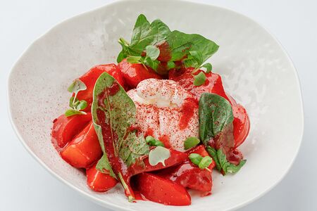 Буррата с томатами и клубникой 