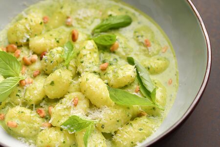 Сливочные ньокки с соусом песто и кедровыми орехами