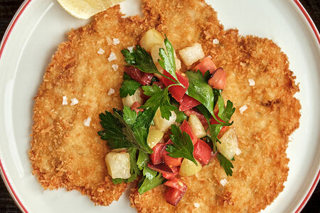 Куриный шницель, томаты, зелень