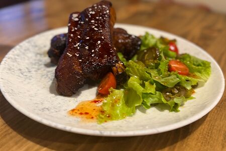 Ребрышки свиные, запеченные под соусом барбекю