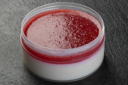 Панакота с клубничным джемом