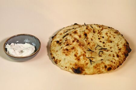 Фокачча с розмарином и взбитым маслом с анчоусом