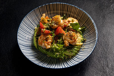 Зелёный салат с креветками