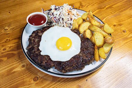 Бифштекс с яйцом