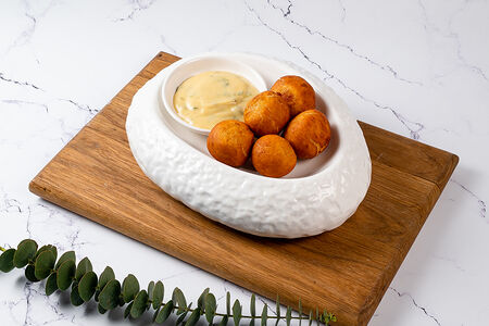 Воздушные картофельные шарики с молочным сулугуни и тархуновым айоли