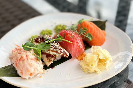 Суши сет с креветкой, тунцом, лососем и угрем