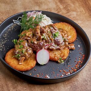 Драники с томлеными говяжьими щечками 