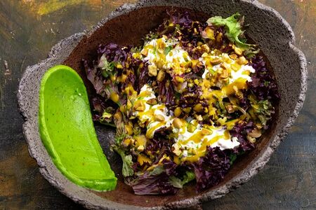 Микс-салат, крем из авокадо, страчателла, пападам