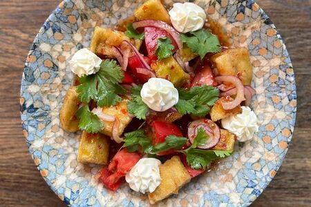 Тёплый салат с баклажаном и сливочным сыром 