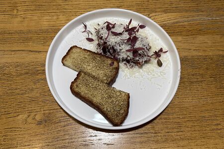 Тартар из мраморной говяжьей вырезки с перепелиным желтком, пармезаном и обожжённой бриошью