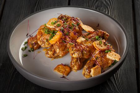 Хрустящие крылья в сырном соусе с крекером Tuc и зеленым луком 