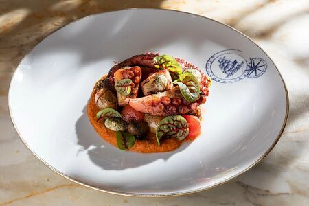 Осьминог, картофель, соус ромеско