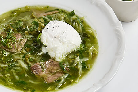 Зеленые щи с яйцом пашот, щавелем и шпинатом