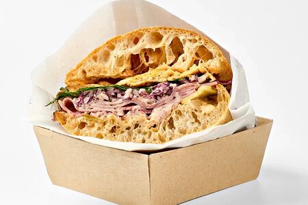 Сэндвич на чиабатте с копченой шеей и коул слоу