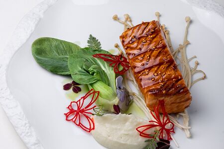 Филе лосося с пак-чой, эноки и соусом из листьев шисо