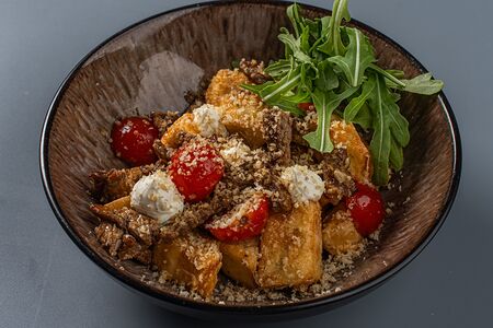 Теплый салат с говядиной и хрустящим баклажаном