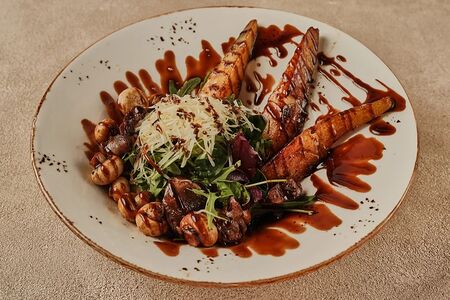 Салат с куриной печенью и грушей