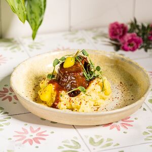 Томленые говяжьи щечки