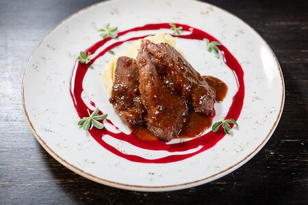 Томлёные говяжьи щеки с нежным пюре