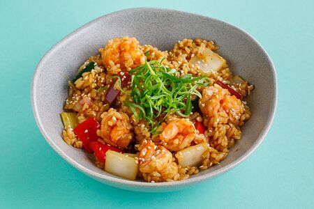 С креветками и соусом том ям