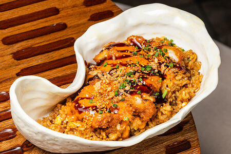 Жареный рис, хрустящий цыпленок, соус чили карри