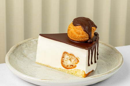 Йогуртовый торт с профитролями