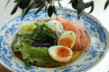 Хашбраун с лососем и яйцом