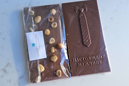 Молочный шоколад Настоящему мужчине с фундуком 