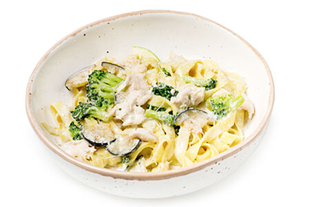 Паста с курицей и овощами