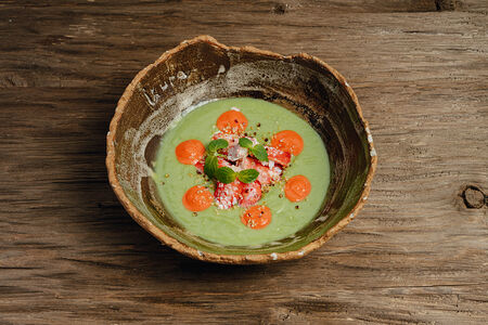 Nikkei Гаспачо из авокадо с крабом