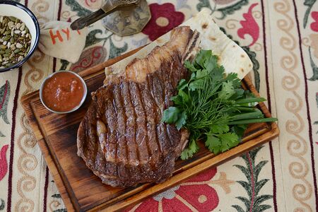 Стейк из говядины на кости