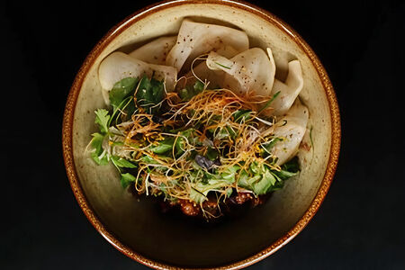 Салат с хрустящей уткой и персиком