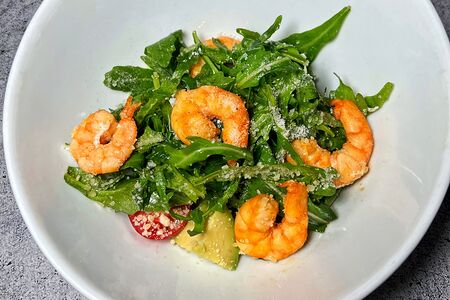 Салат с руколой, креветками и авокадо
