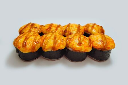 Запеченный ролл с креветкой и сыром в соусе унаги