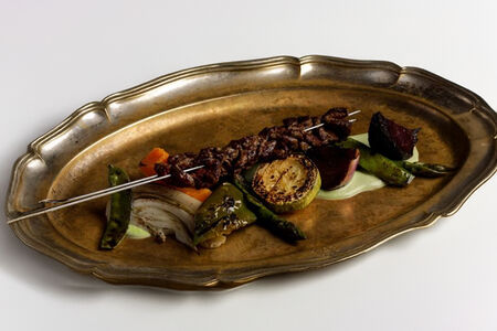 Шашлык из говядины с разными овощами на гриле