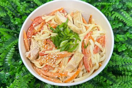 Удон с курицей в сливочно-сырном соусе