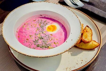 Холодный литовский борщ с обжаренным картофелем