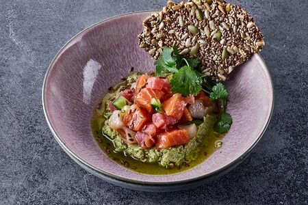 Тартар из лосося и гребешка с битыми огурцами и гуакамоле 