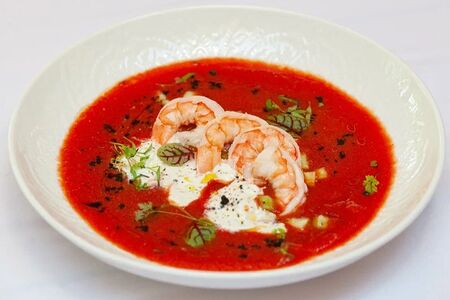 Гаспачо с креветками и страчателлой 