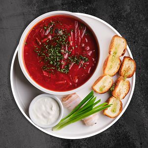 Борщ с томлёной щекой, салом и чесночными пампушками